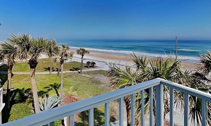 East Daytona Condo | Direct Ocean Views, Clean & Cozy Studio – Walk to Dining & Beach Fun