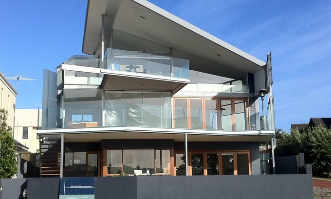 North Fremantle Villa | DIRECT ON RIVER-FRONT! - ARCHITECTURAL VILLA - PLUS 3 MIN WALK TO BEACH!
