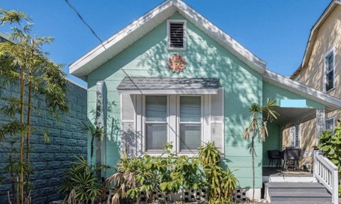 Historic Uptown House | Directly Downtown Entire home St. Pete Bungalow