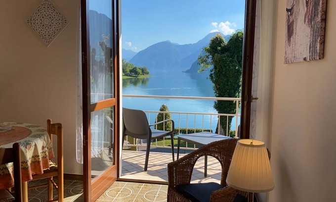 Idro Apartment | DIRECTLY ON THE BEACH/LAKE, apartment for up to 4 people, pool, garden, wide view