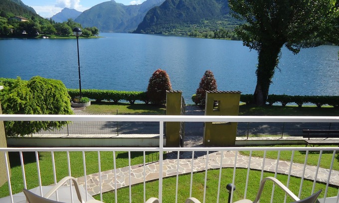 Idro Apartment | DIRECTLY ON THE BEACH/LAKE, apartment for up to 4 people, pool, garden, wide view