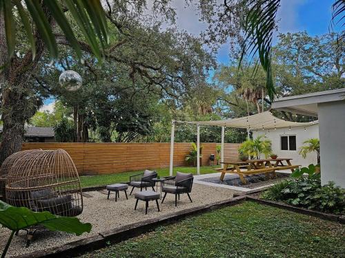 River Oaks House | -Disco Bungalow- One third mile to FTL Marine Center