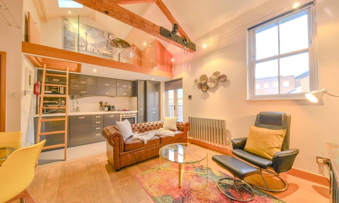 St Albans Apartment | Discount Relocation WiFi Sleeps 3