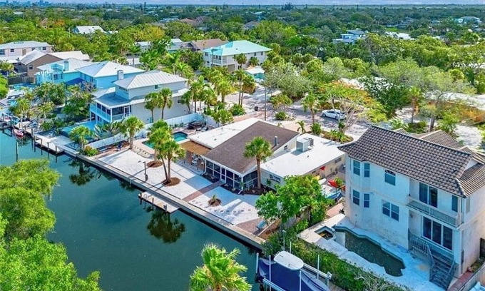 Siesta Key House | Discounted NOW!~LOCATION!Walk 2 Beach 5min.WaterfrontCanal,Pool-Spa,Kayaks,Bikes