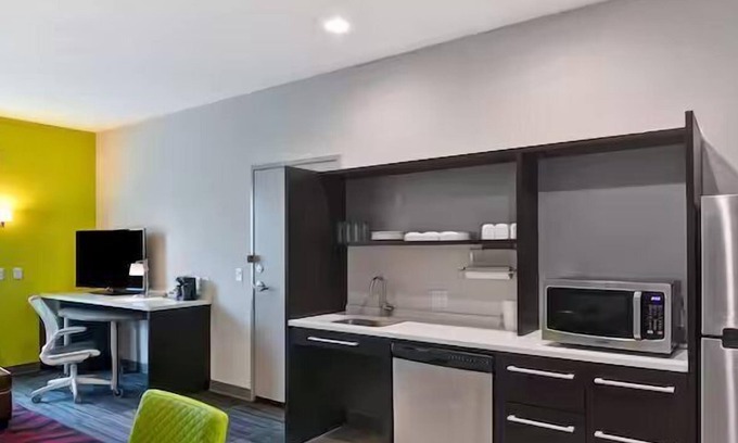 Lake Hamilton Hotel | Discover Hot Springs' Hidden Gem! Pets Allowed, Free Breakfast, Free Parking