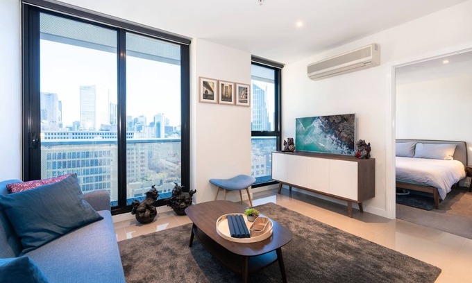 Melbourne Central Business District Apartment | Discover Paris End from a Panoramic Balcony Pad