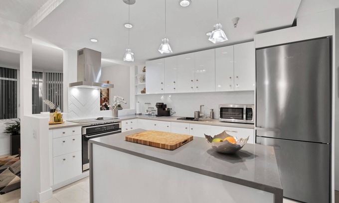Central House | Discover the Lively Spirit of Coal Harbour in the Heart of Downtown Vancouver