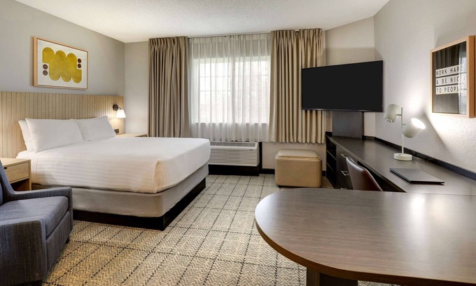 Doral Hotel | Discover the Serene Doral Retreat for Unforgettable Getaways! Kitchen, Pool!