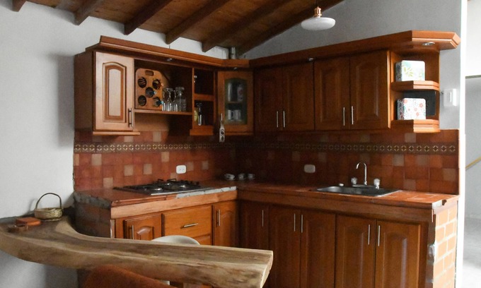 Guatape Apartment | Disfruta de los zócalos y colores en Guatapé