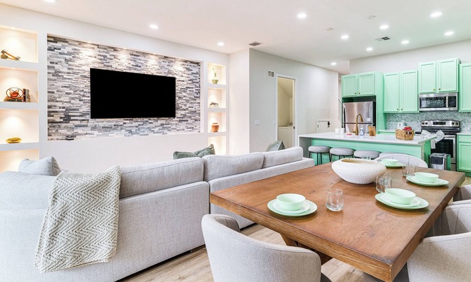 Davenport House | Disney Area Hub: Heated Pool & Resort-Style Perks