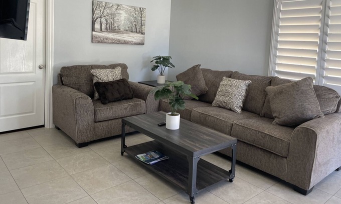 Garden Grove House | Disneyland 4 miles & Little Saigon 2.5 miles!!!