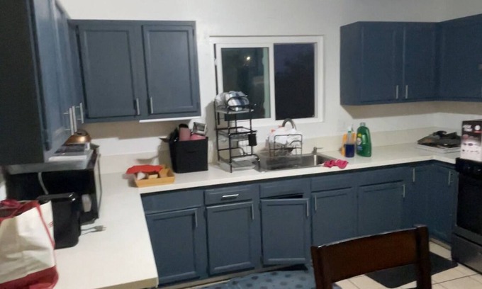 Anaheim Colony Historic District House | Disneyland midterm/long term stays welcome budget friendly 5 beds/2bath