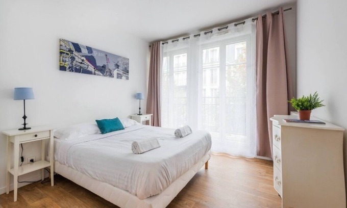 Chessy Apartment | Disneyland Paris 3 minutes away, sleeps 8, 3 bedrooms.