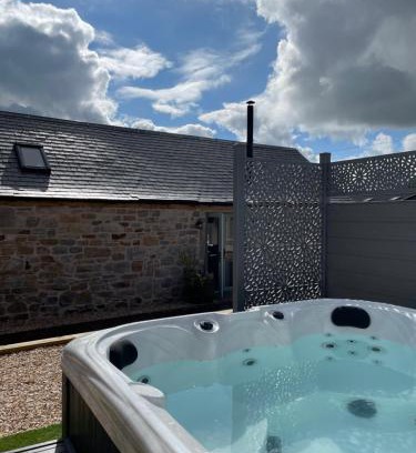 Lanark House | Distillers Cottage, Peaceful rural retreat in Lanarkshire, onsite craft distillery, hot tub, bbq hut, central for exploring Scotland