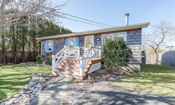 Montauk House | Ditch Plains Cottage, Montauk NY 2bedroom/1 bath short walk to Surfer's beach