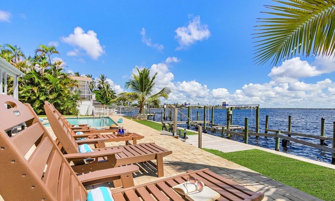 Caloosahatchee House | Dive into Fun & Tropical Vibes at Beach Retreat - Coral Beach Dream