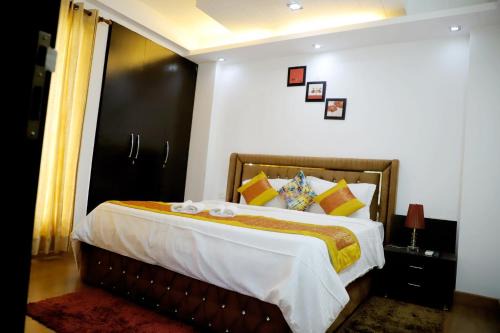 Saket Apartment | DIVINE INDIA SERVICE APARTMENT 3BHK, J-215 SAKET