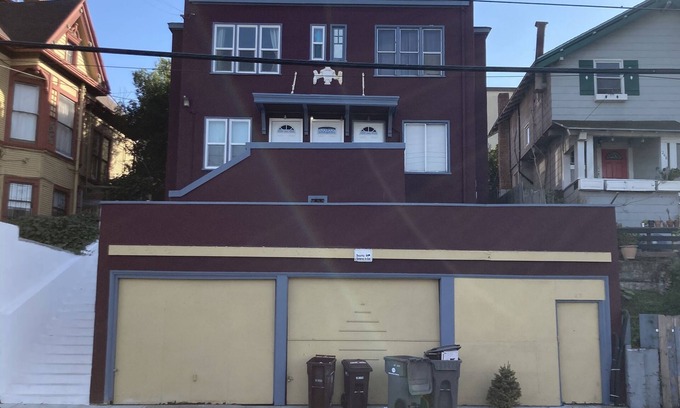 Oakland Ave - Harrison St Apartment | DIVINE'S INN