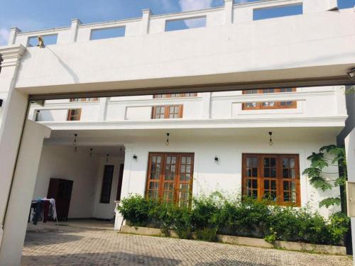 Battaramulla House | Diyawanna Lake Villa