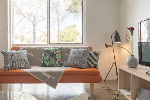 Newtown Apartment | dlux + escape@aphrasia Street near Geelong CBD