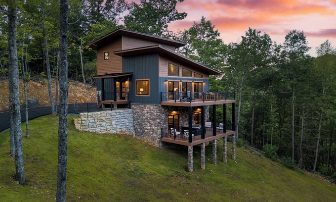 Cosby Cabin | Do Good Holler by AvantStay | Newly Built Luxe Cabin | Hot Tub, Views, Game Room