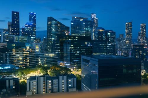 Docklands Apartment | Docklands Harbour & City Views Pool, Free Onsite Parking , Yoga & Gym