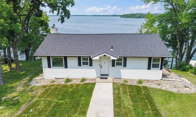 Alexandria House | Dockside on Lake Le Homme Dieu - Prime access to Alexandria Chain of lakes
