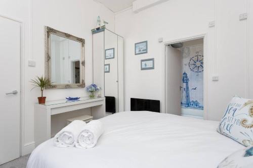 Portsmouth Apartment | Dockyard Dreams - Close To Gunwharf!