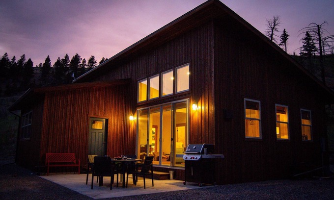 Emigrant House | Dog-friendly, 2-bedroom cabin with curated library, fire pit, and wide Montana skies. Tucked off a scenic dirt road in Paradise Valley—15 minutes to dining, 45 minutes to Yellowstone.