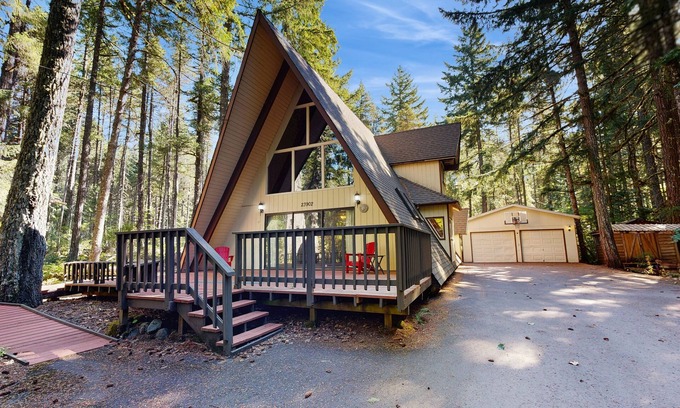 Welches Cabin | Dog-friendly, A-frame cabin with private hot tub - tranquil setting near skiing