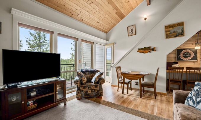Bend Condo | Dog friendly at the Seventh Mountain Resort!