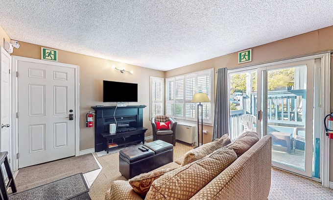 Craigleith Apartment | Dog-friendly studio with pool/hot tub/tennis access - near beach