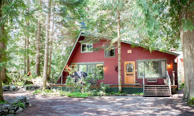 Nisqually Park Cabin | Dog friendly cabin at Mt. Rainier. Featuring WiFi, hot tub, fireplace & BBQ.
