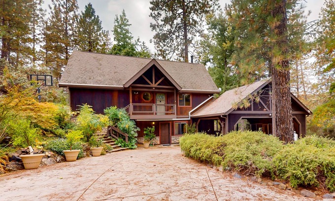 Applegate House | Dog-friendly cabin on a working goat farm with private deck, firepit & fireplace