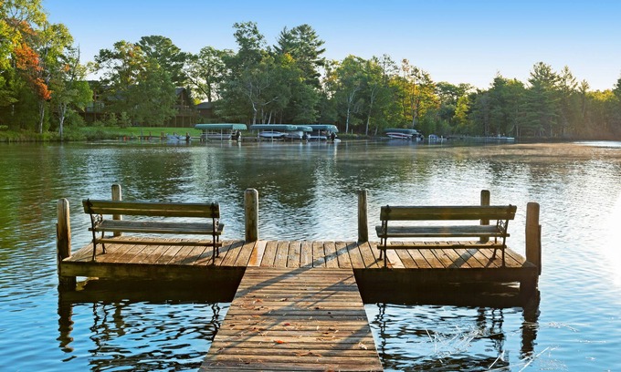 Eagle River Cottage | Dog-friendly cabin w/private deck, shared tennis court & dock on Voyageur Lake!