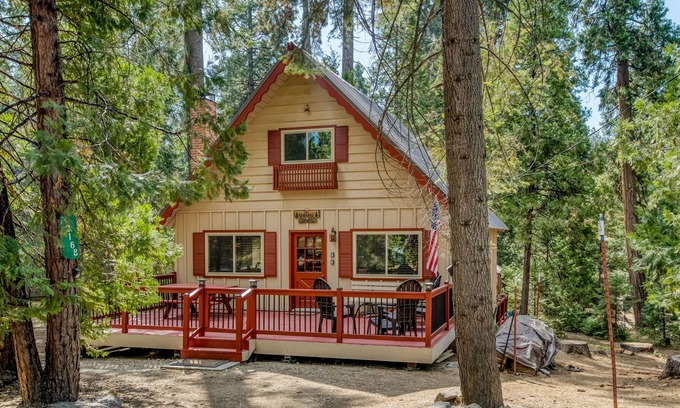 Sierra Cedars Cabin | Dog-friendly cabin w/ a spacious, enclosed deck, & free WiFi