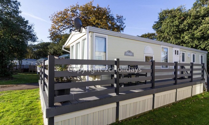 Corton House | Dog friendly caravan for hire by a beautiful beach in Suffolk ref 32024AZ