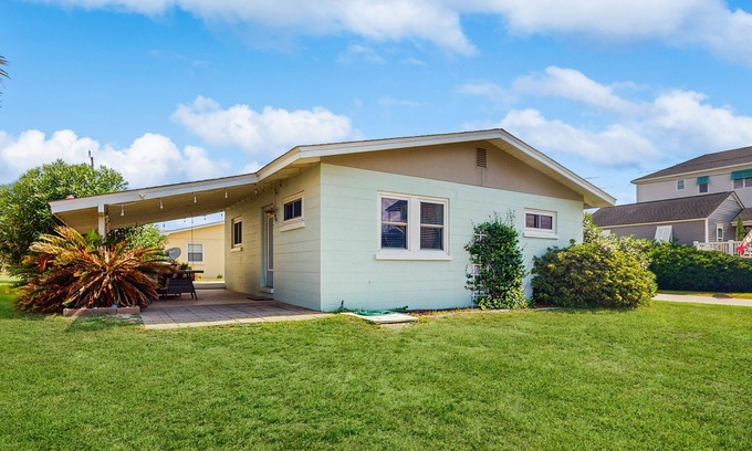 Atlantic Beach Cottage | Dog-friendly coastal home close to the beach and local attractions