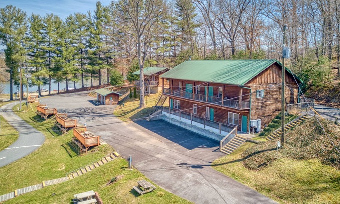 Waynesville Apartment | Dog-friendly condo with on-site golf and lakeside pool - 500 ft. from the lake