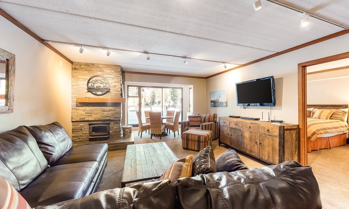 Mammoth Lakes Condo | Dog-friendly condo with pool & hot tubs - walk to Canyon Lodge & Chair 8