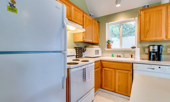Nehalem House | Dog-friendly contemporary home minutes from Manzanita Beach and Nehalem Bay