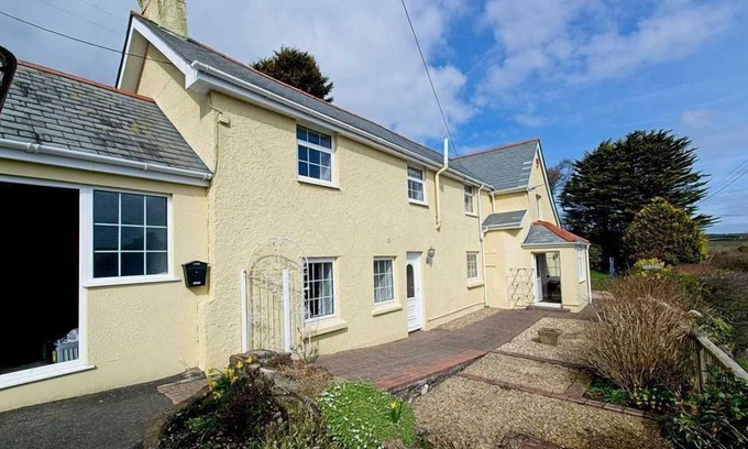 Woolacombe Cottage | Dog friendly cottage with short drive to beach