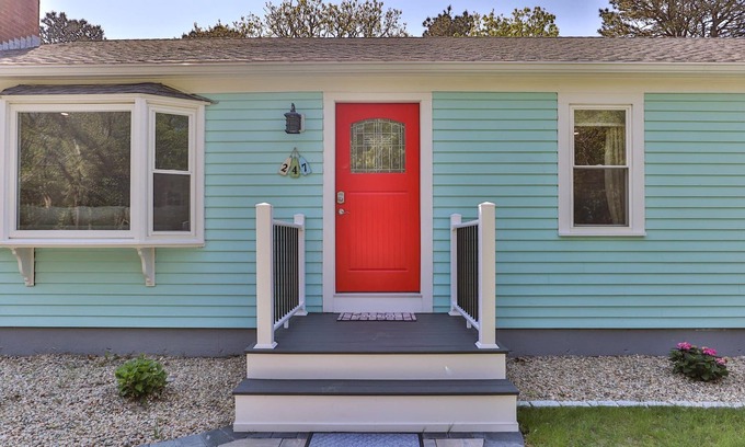 South Chatham House | 🐶 Dog Friendly Fenced in Yard! 3/2 🏠 1.1 mi to 🏝 WIFI - perfect fall rental!