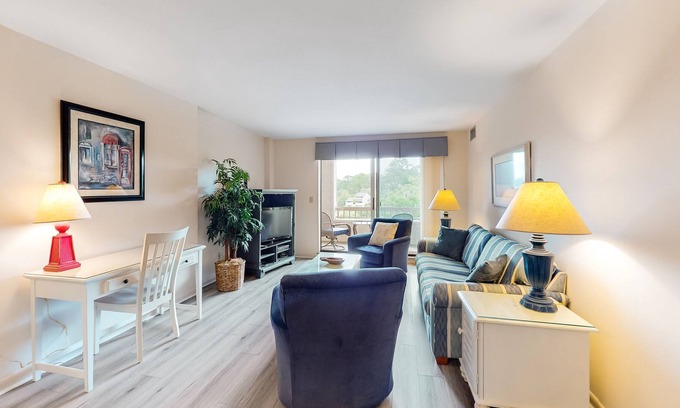 Harbour Town Condo | Dog-friendly Harbour Town getaway w/ a furnished balcony & on-site golf