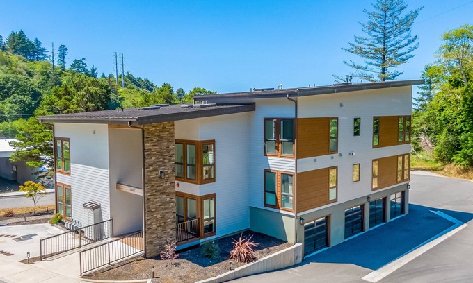 Gold Beach Apartment | Dog-friendly home near the ocean with fireplaces, grill, balcony & deck