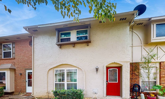 Grand Prairie House | Dog-friendly home with central AC, free WiFi, private W/D