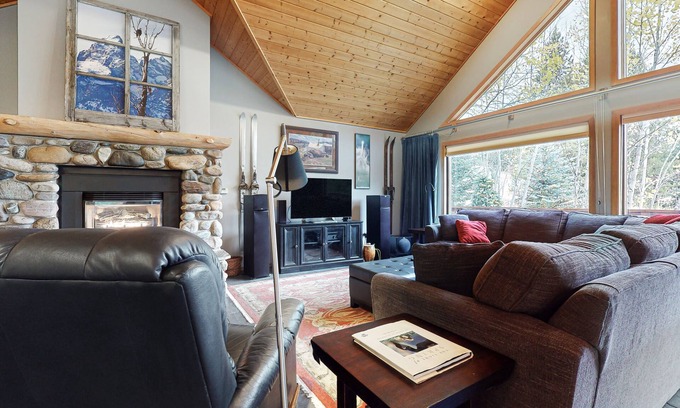 Big Sky Cabin | Dog-Friendly Home with Free WiFi, Private Hot Tub, and Great Views - Near Golfing