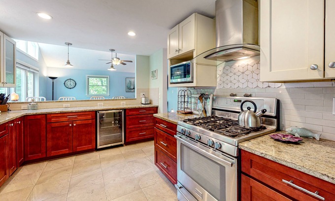 Mashpee House | Dog-friendly home with great deck & association beach on Mashpee Pond