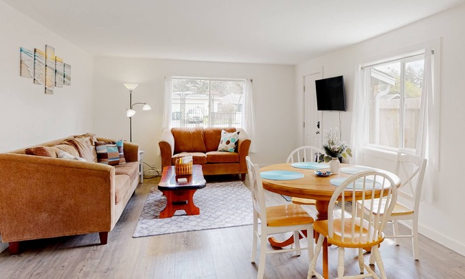 Cutten House | Dog-friendly home with washer/dryer & free WiFi - half mile to hiking & zoo
