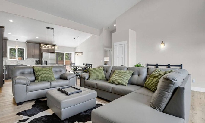 Florissant House | Dog friendly, Hot Tub, Fenced yard, hammocks